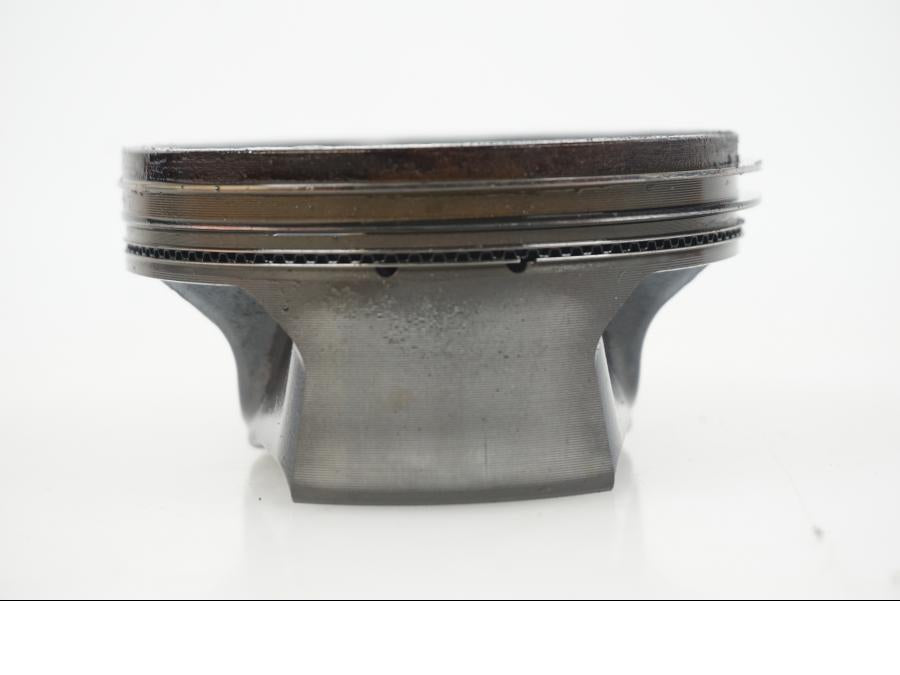 Vänster sida på Kolv från en BMW F 850 GS -2019 motorcykel.