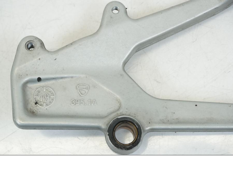 Extrabild4 på Fotpinnefäste från en Ducati Streetfighter V4 -2020 motorcykel.