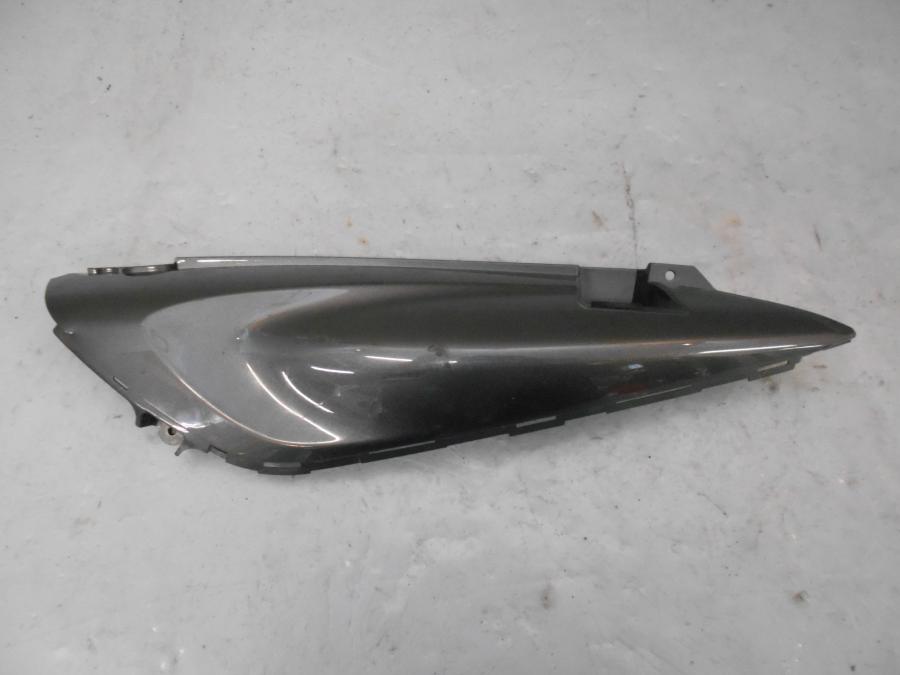 Framsidan på Bakvinge från en Suzuki DL 650 -2013 motorcykel.