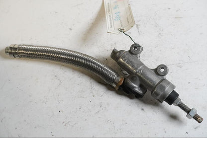 Baksidan på Bromshuvudcylinder från en Suzuki GSX-R 750 -2000 motorcykel.