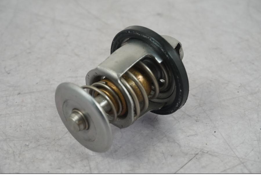 Baksidan på Vattenkyltermostat från en KTM 1290 Super Adventure R -2018 motorcykel.