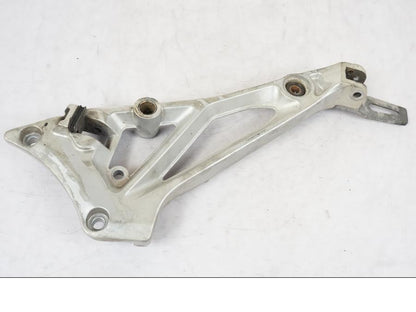 Framsidan på Fotpinnefäste från en Suzuki GSX 550 EF -1985 motorcykel.