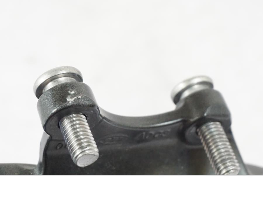 Snett nerifrån på Fotpinnefäste inre från en Kawasaki ZX-6R -2011 motorcykel.