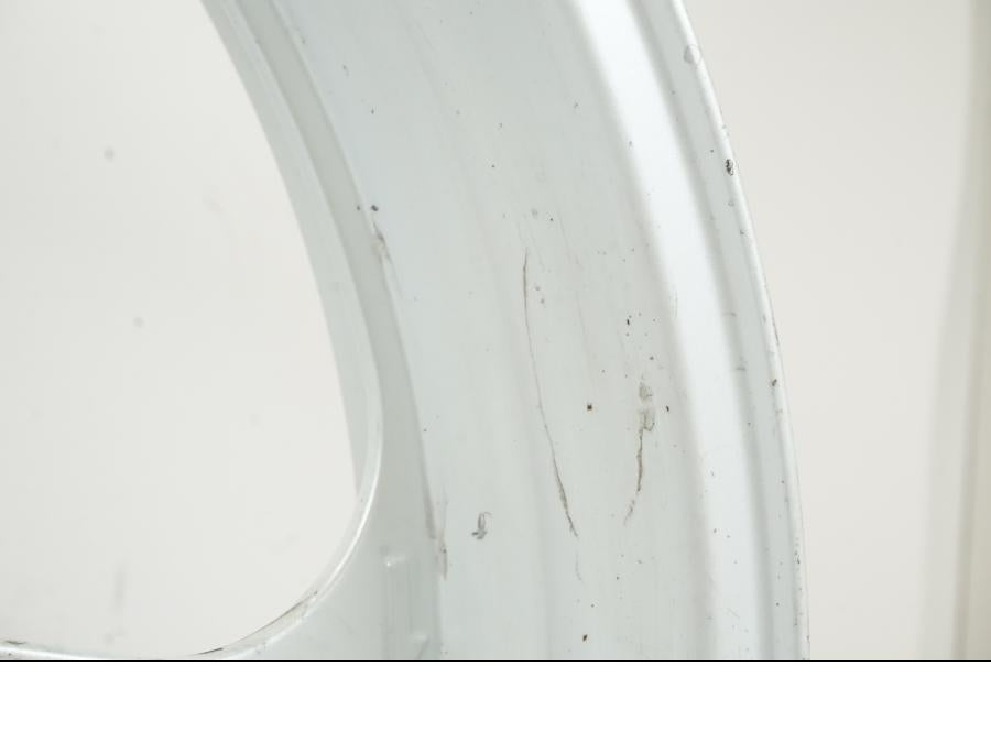 Snett nerifrån på Fälg från en Honda CBR 1000 F -1989 motorcykel.