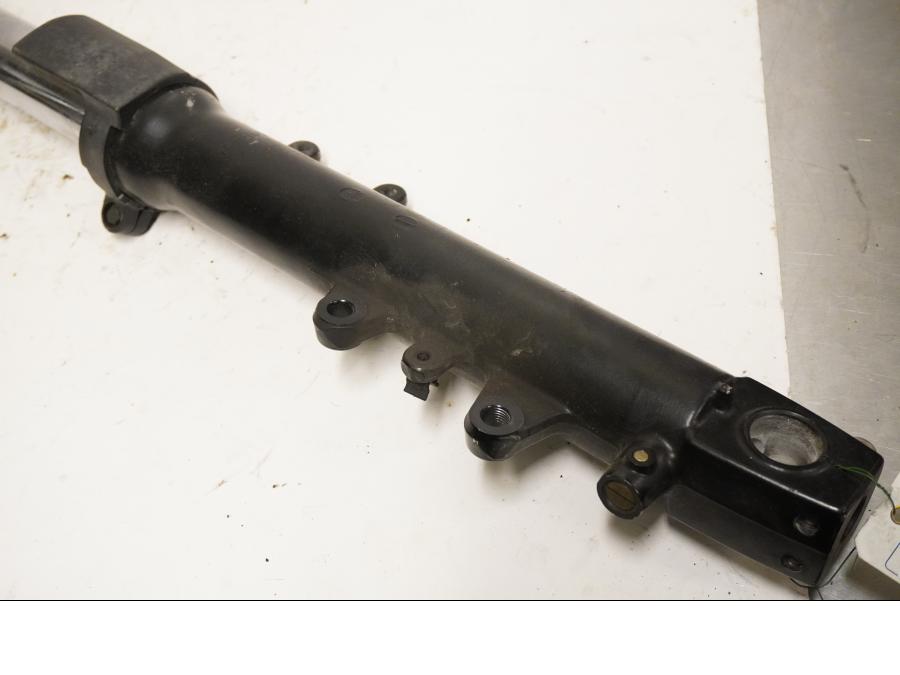 Baksidan på Gaffelben från en Triumph TT 600 -2001 motorcykel.