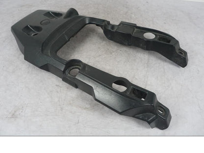 Snett nerifrån på Bakvinge från en Triumph Tiger Explorer -2012 motorcykel.