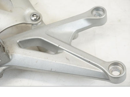 Baksidan på Fotpinnefäste från en Triumph Speed Triple -2021 motorcykel.