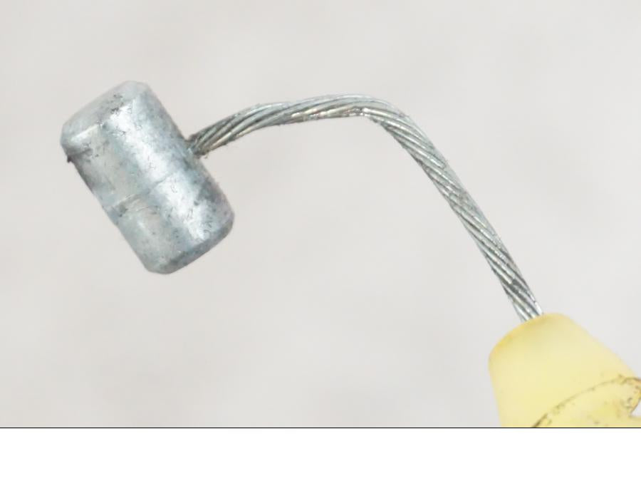 Höger sida på Sadellåsmekanism från en Kawasaki ZX-6R -2006 motorcykel.