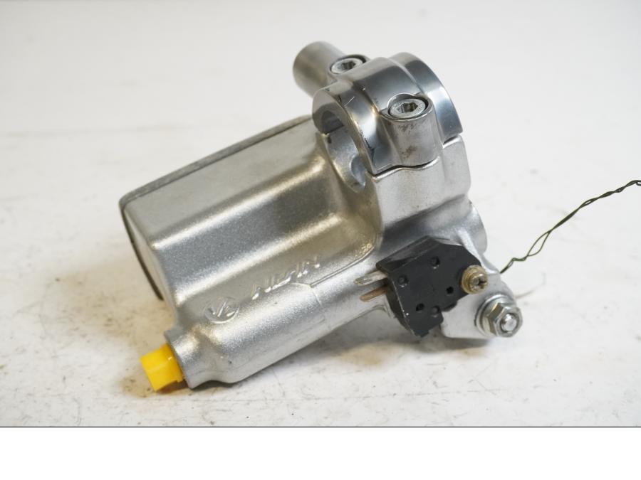 Vänster sida på Bromshuvudcylinder från en Suzuki VL 800 -2003 motorcykel.