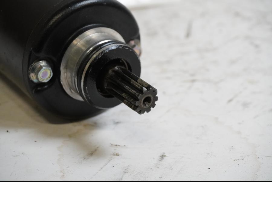 Baksidan på Startmotor från en Triumph Street Triple R -2009 motorcykel.