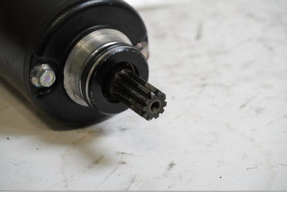 Baksidan på Startmotor från en Triumph Street Triple R -2009 motorcykel.