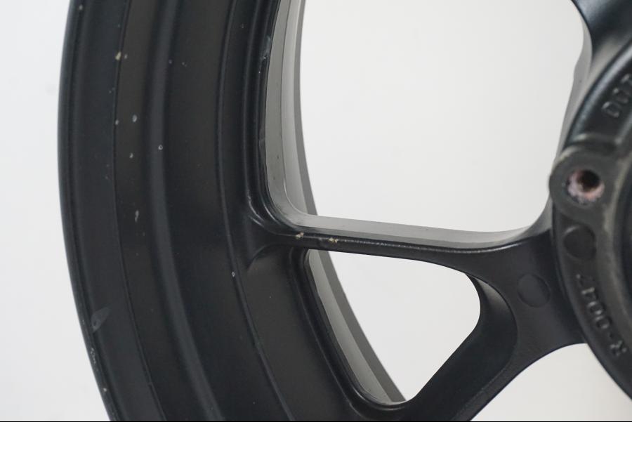 Snett uppifrån på Fälg från en Kawasaki ZZ-R 1400 -2009 motorcykel.