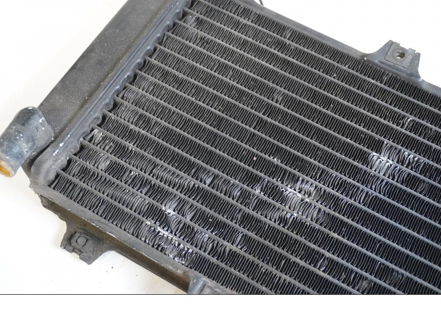 Höger sida på Vattenkyl från en Kawasaki GPZ 600 R -1985 motorcykel.