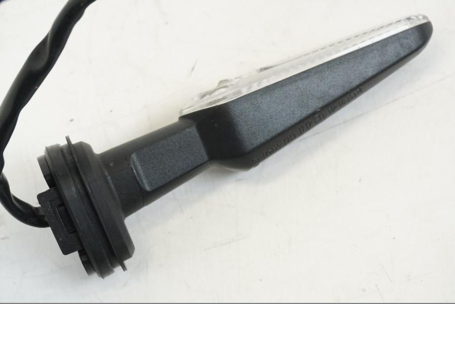 Snett uppifrån på Blinkers LED från en Yamaha MT-09 -2021 motorcykel.