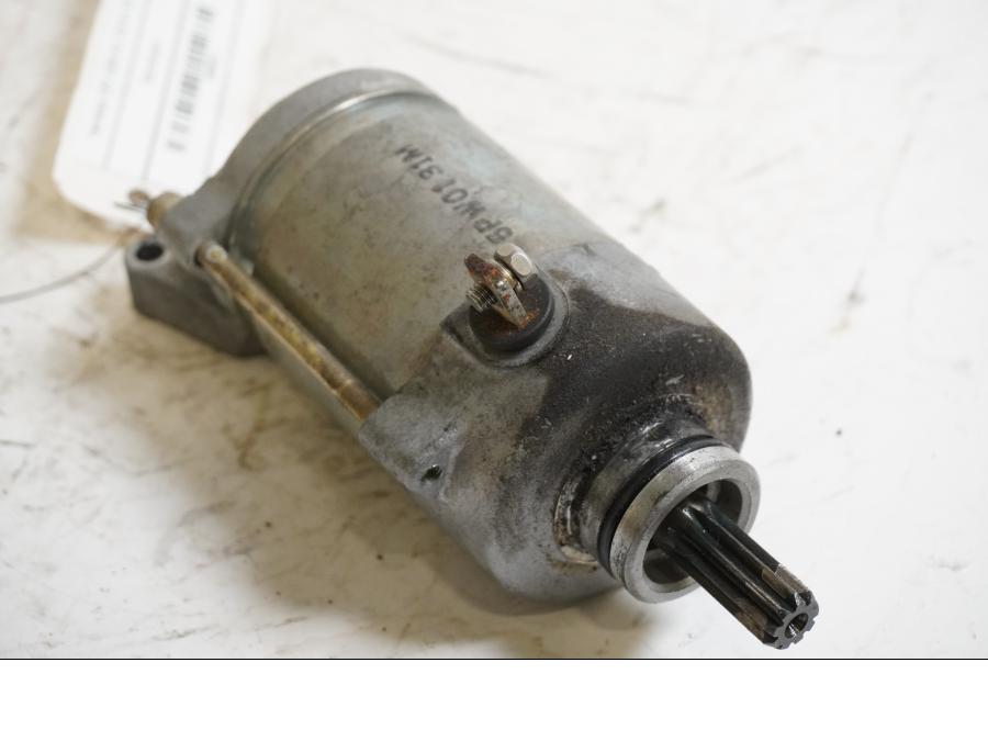 Framsidan på Startmotor från en Yamaha YZF 1000 R1 -2003 motorcykel.