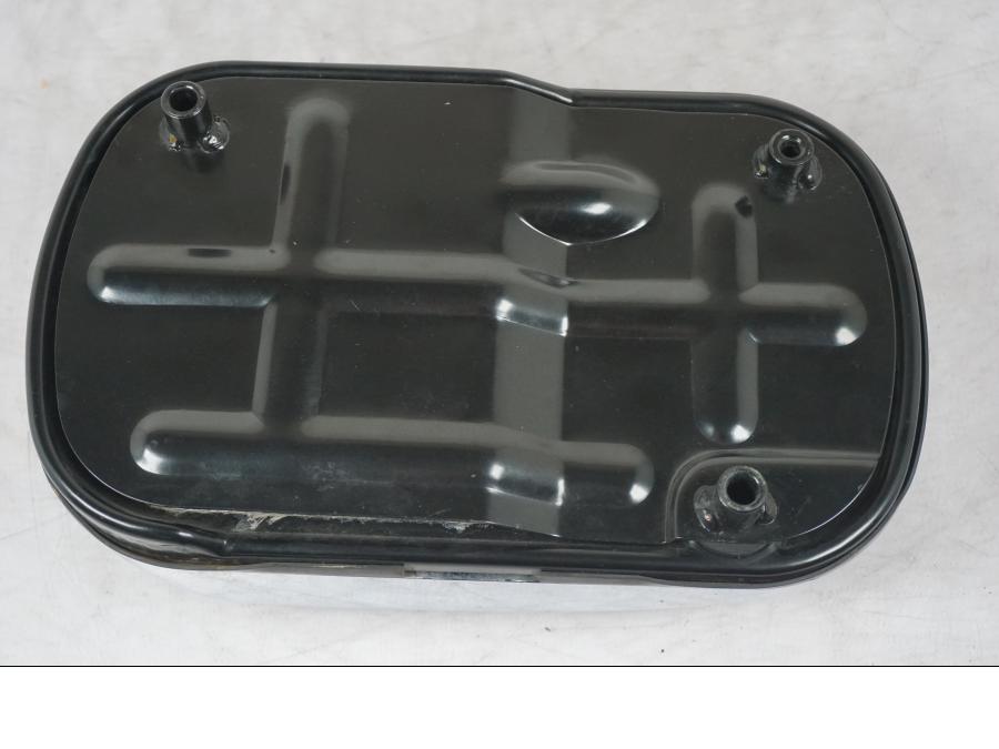 Vänster sida på Verktygslåda från en Suzuki VZ 800 -1997 motorcykel.