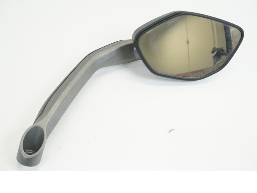 Framsidan på Backspegel från en Ducati Multistrada 1100 -2022 motorcykel.