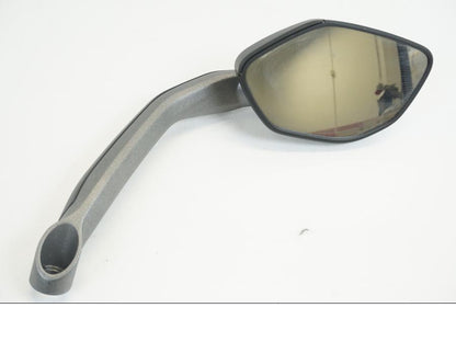 Framsidan på Backspegel från en Ducati Multistrada 1100 -2022 motorcykel.