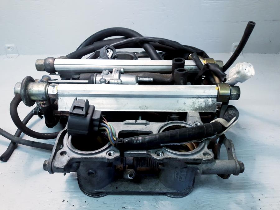 Framsidan på Spjällhus från en Honda VFR 800 -2000 motorcykel.