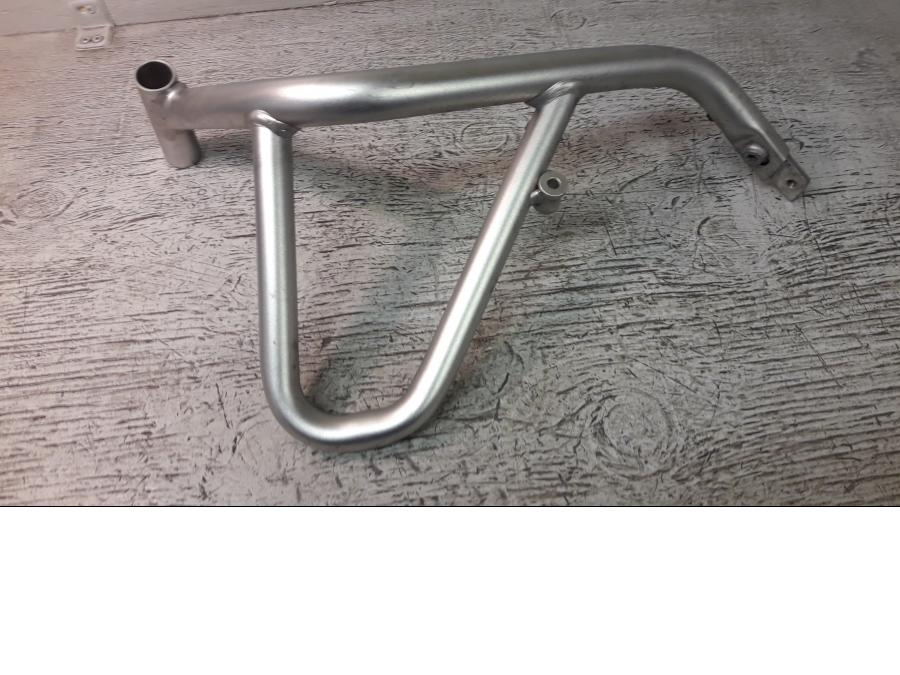 Framsidan på Motorskyddsbåge från en BMW R 1200 GS -2012 motorcykel.