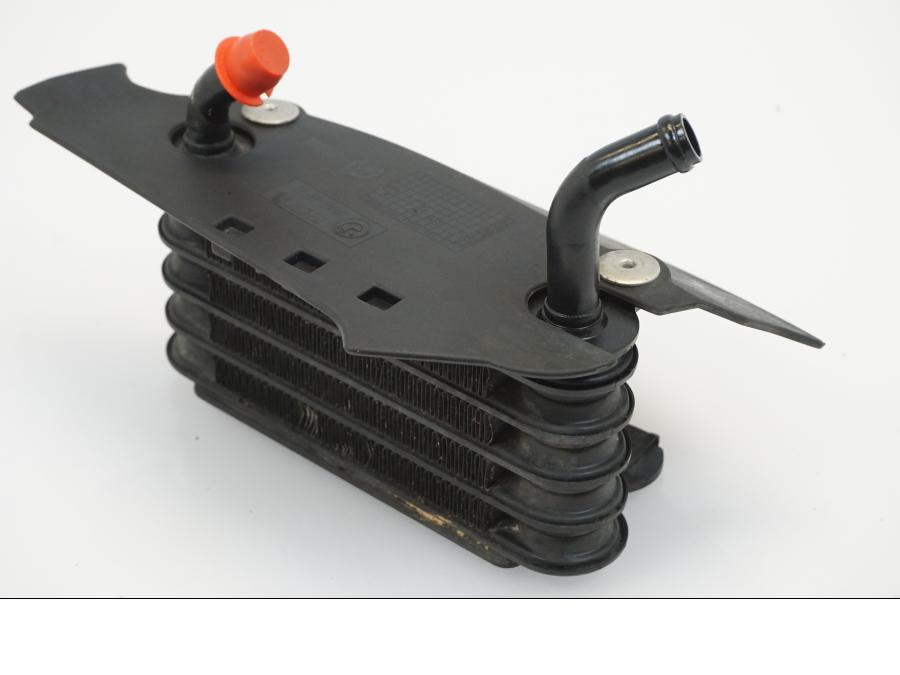 Framsidan på Oljekyl från en BMW R 1150 R -2002 motorcykel.