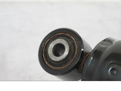 Snett nerifrån på Stötdämpare från en Suzuki GSX-S 1000 -2017 motorcykel.