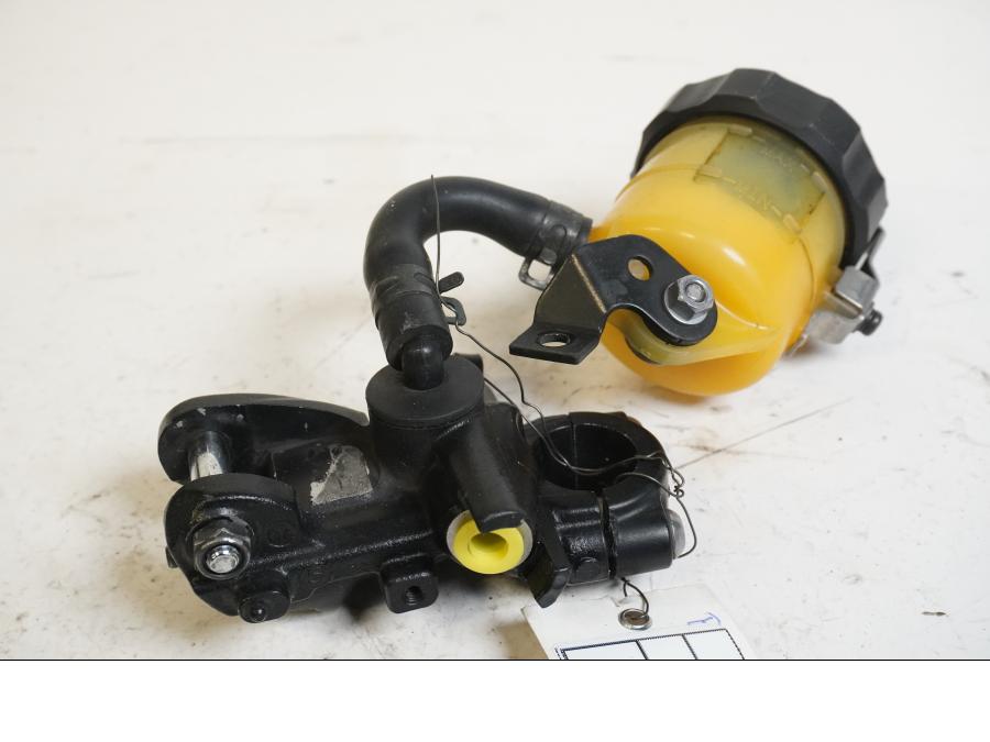 Höger sida på Bromshuvudcylinder från en BMW S 1000 RR -2010 motorcykel.