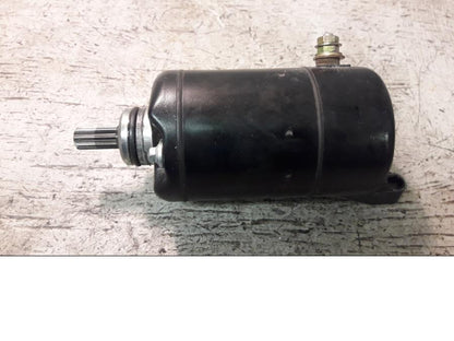 Framsidan på Startmotor från en Yamaha FZ-S 600 -2000 motorcykel.