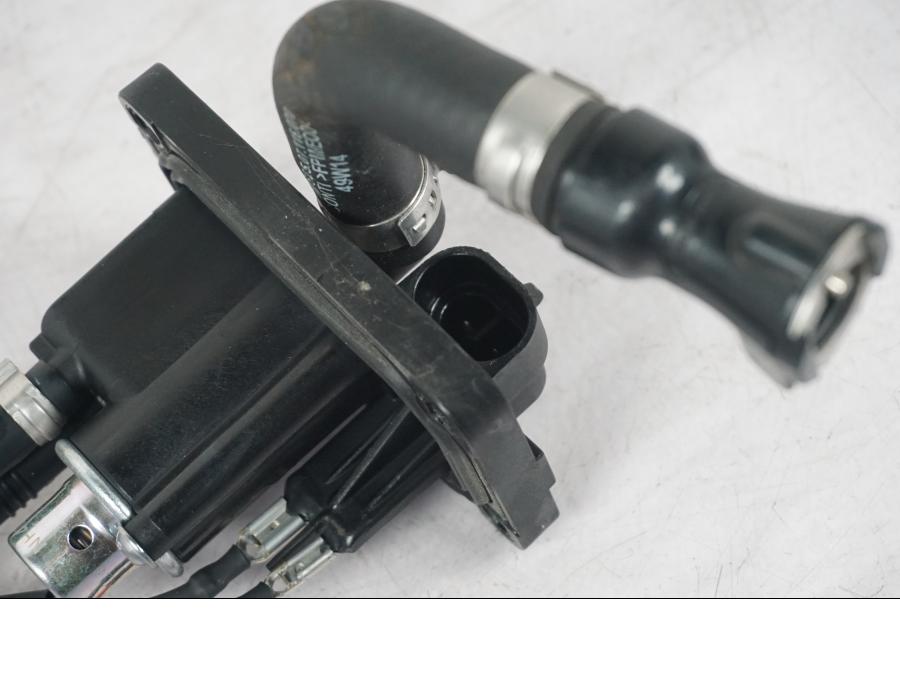 Snett uppifrån på Bensinpump insprut från en KTM 690 Duke -2015 motorcykel.