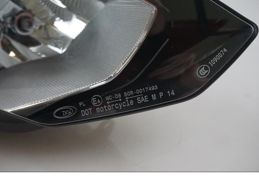 Snett nerifrån på Strålkastare från en BMW S 1000 RR -2016 motorcykel.