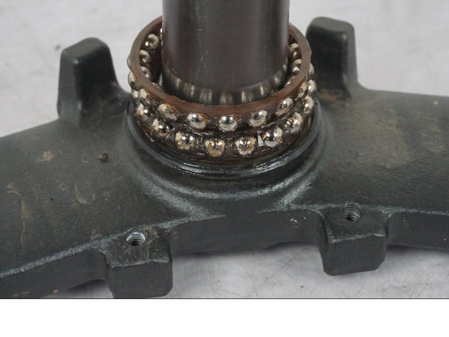 Höger sida på Gaffelkrona från en Kawasaki Z 900 -2019 motorcykel.