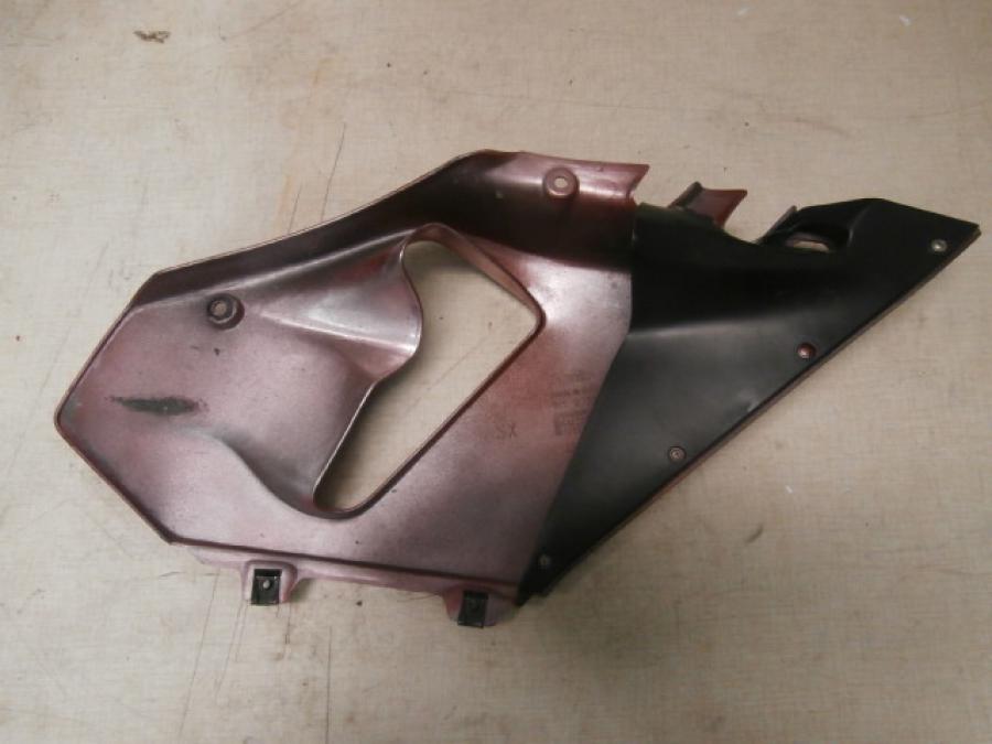 Baksidan på Sidkåpa från en Aprilia SL 1000 Falco -2000 motorcykel.