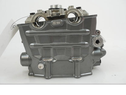 Vänster sida på Topplock från en KTM 1290 Super Duke R -2021 motorcykel.