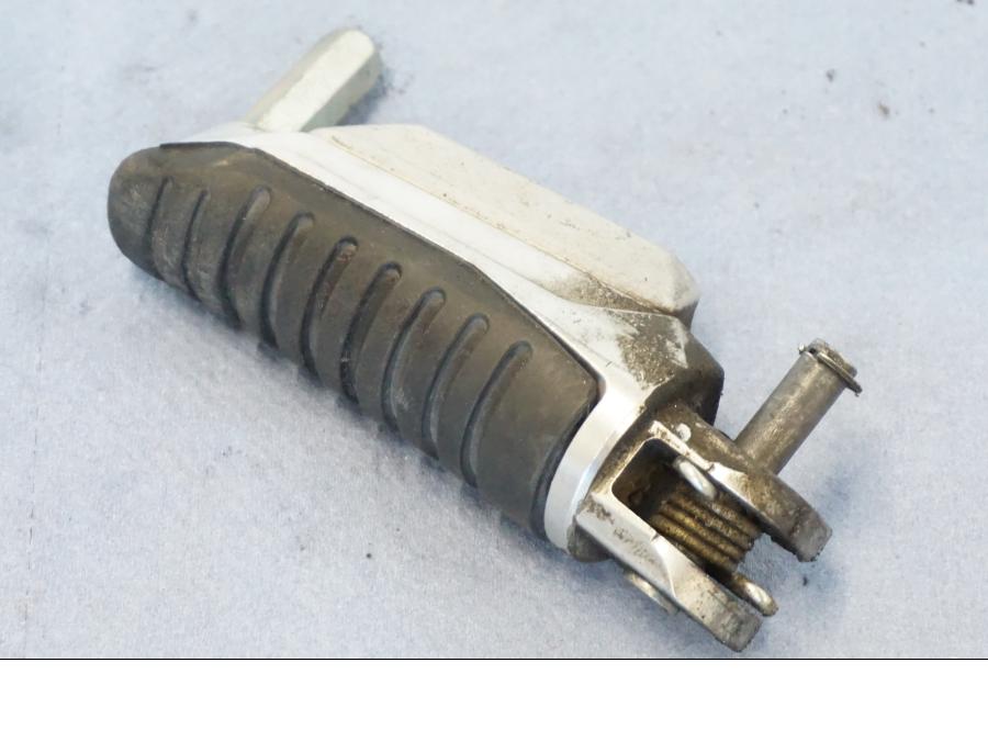 Vänster sida på Fotpinne från en Suzuki GSX 1300 BK -2008 motorcykel.