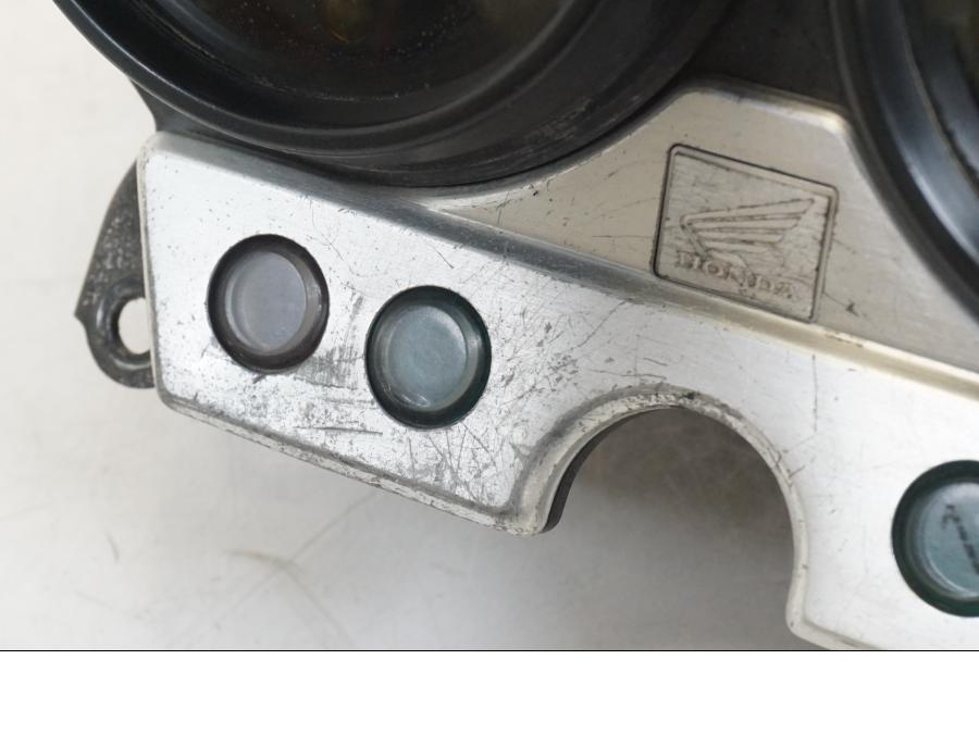 Extrabild2 på Instrumentpanel från en Honda CB 750 -2002 motorcykel.
