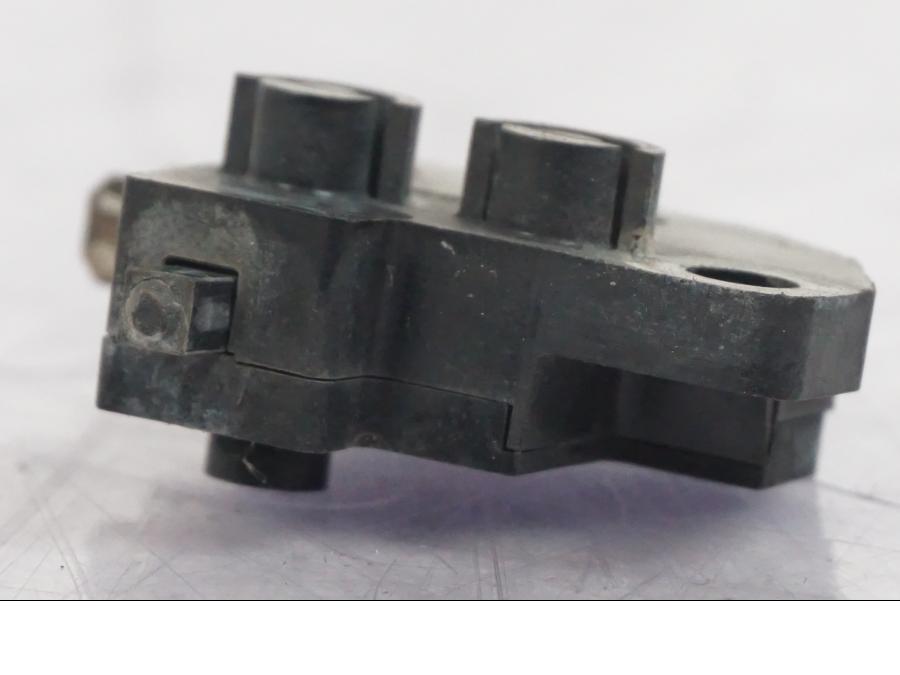 Vänster sida på Bromsljuskontakt från en Suzuki GSF 1250 -2010 motorcykel.