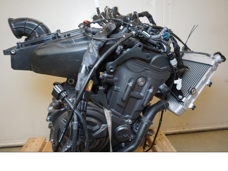 Snett nerifrån på Motorpaket från en Yamaha YZF R7 -2022 motorcykel.