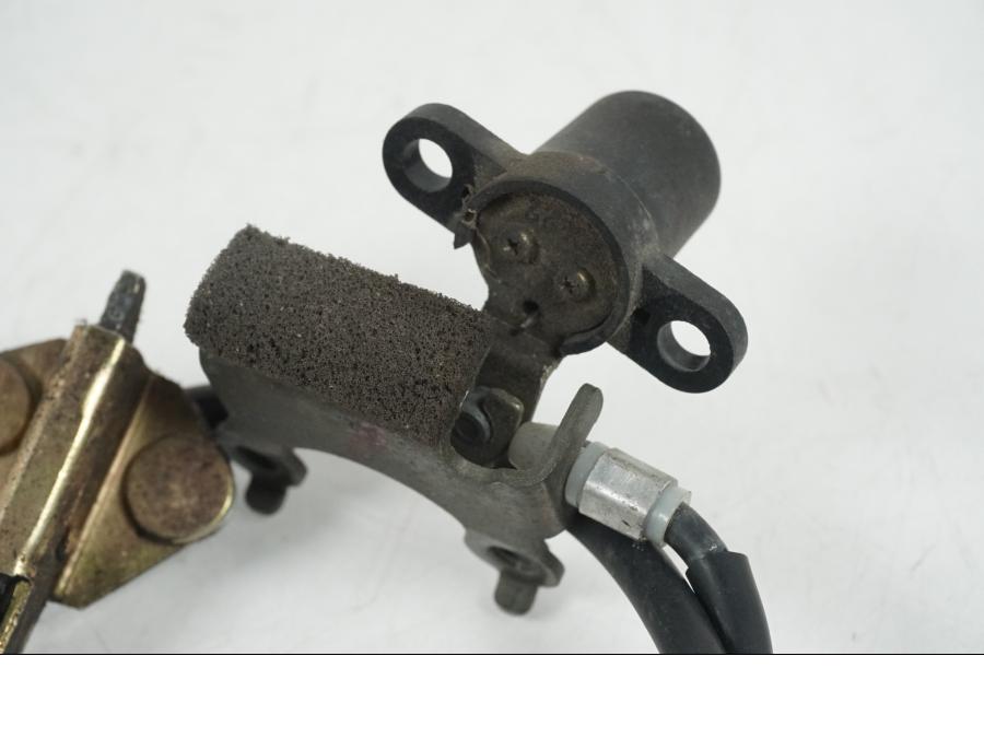 Snett uppifrån på Sadellåsmekanism från en Yamaha XT 660 X -2005 motorcykel.