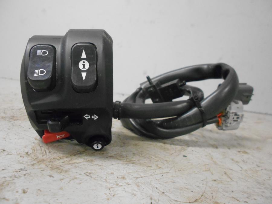 Baksidan på Styrelreglage från en Triumph Tiger 800 -2016 motorcykel.