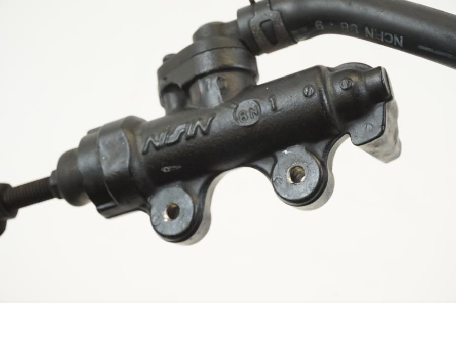 Vänster sida på Bromshuvudcylinder från en Suzuki VL 1500 -1999 motorcykel.