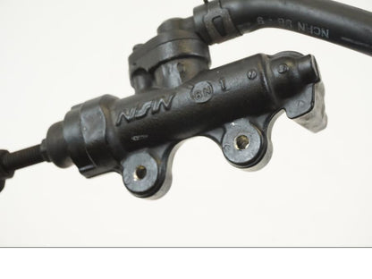 Vänster sida på Bromshuvudcylinder från en Suzuki VL 1500 -1999 motorcykel.