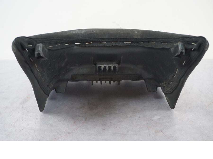 Snett nerifrån på Sadel från en Yamaha MT 125 -2017 motorcykel.