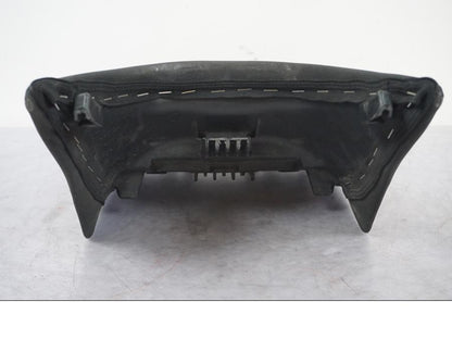 Snett nerifrån på Sadel från en Yamaha MT 125 -2017 motorcykel.