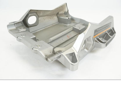 Framsidan på Passagerarhandtag från en Yamaha XTZ1200E -2014 motorcykel.