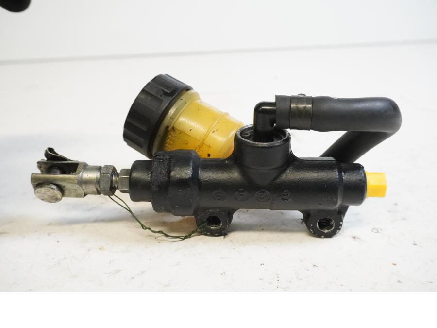 Baksidan på Bromshuvudcylinder från en Triumph Daytona 675 -2007 motorcykel.