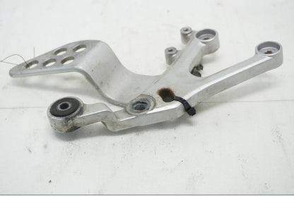 Framsidan på Fotpinnefäste från en Yamaha YZF-R 125 -2008 motorcykel.