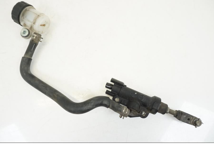 Snett nerifrån på Bromshuvudcylinder från en Yamaha XSR 700 -2016 motorcykel.