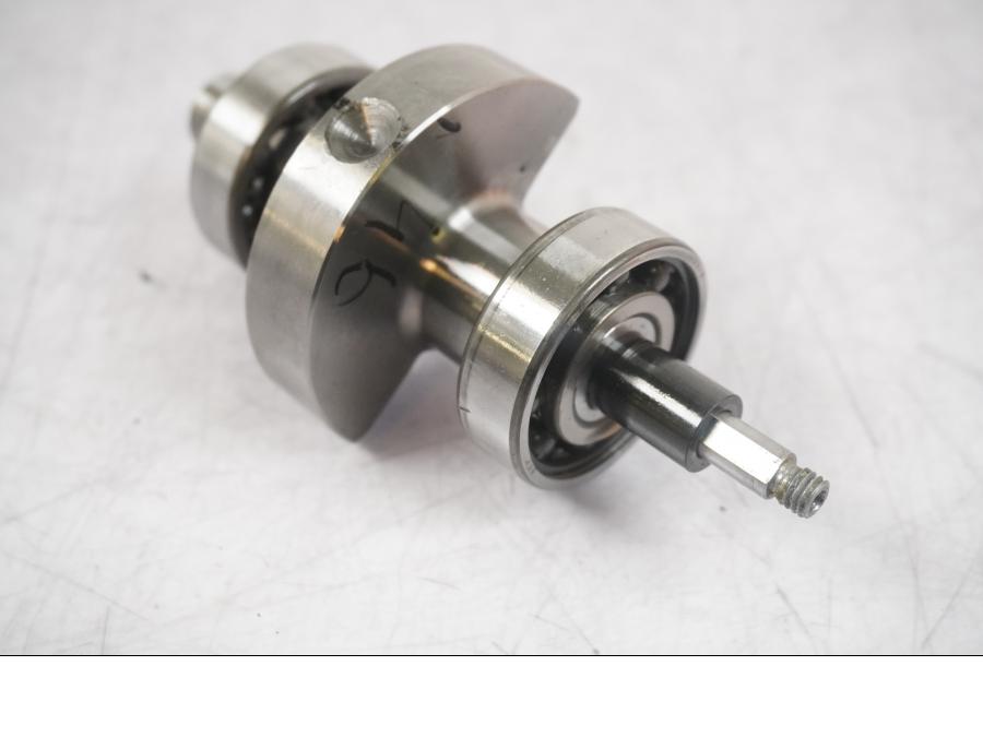 Vänster sida på Balansaxel från en KTM 125 Duke -2017 motorcykel.