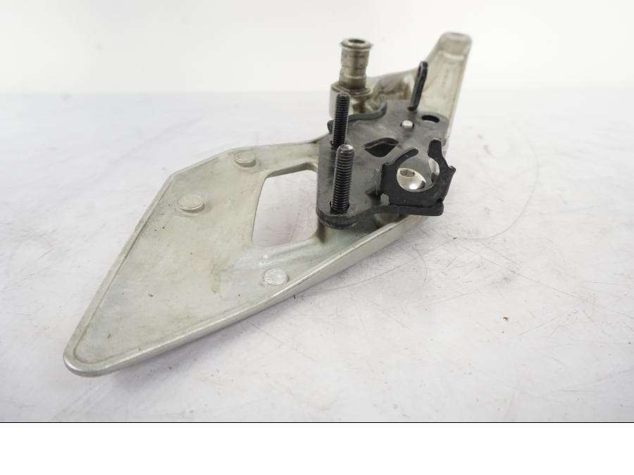 Snett uppifrån på Fotpinnefäste från en Honda VFR 1200 -2010 motorcykel.