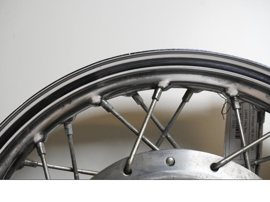 Snett uppifrån på Fälg från en Suzuki LS 650 -1998 motorcykel.